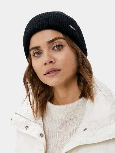 Шапка женская с шерстью, черная